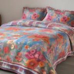 Bassetti Plaid mit Blumenmuster auf Schlafzimmerbett Symbolbild (NF)