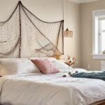 Deko Fischernetz an der Wand im Schlafzimmer (NF)