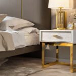 Nachtschrank mit goldenen Elementen (NF)