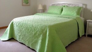 Tagesdecke Grün auf Schlafzimmerbett (NF)