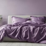 Bett mit Lila Tagesdecke (NF)
