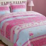 Tagesdecke für Mädchen auf dem Bett (NF)