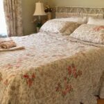 Tagesdecke im Vintage-Stil auf Schlafzimmerbett (NF)
