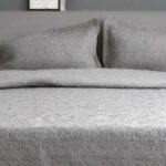 Tagesdecke in Grau auf Schlafzimmerbett (NF)