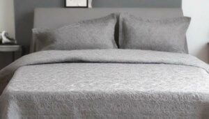 Tagesdecke in Grau auf Schlafzimmerbett (NF)