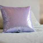 Glitzer Kissen auf Schlafzimmerbett (NF)