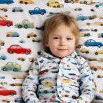 Kind im Pyjama mit Cars Motiv (NF)