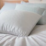 Kissen auf Schlafzimmerbett (NF)
