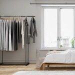 Kleiderständer im Schlafzimmer (NF)