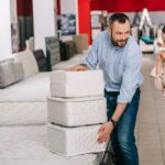 Auswahl der Matratze beim Matratzenkauf (de.depositphotos.com)