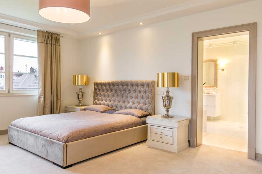 Luxuriöses Schlafzimmer mit Polsterbett (de.depositphotos.com)