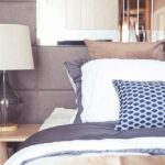 Modernes Schlafzimmer mit moderner Bettwäsche (de.depositphotos.com)