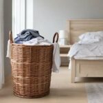 Wäschetonne im Schlafzimmer (NF)