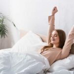 Ausgeschlafene Frau im richtigen Bett (de.depositphotos.com)