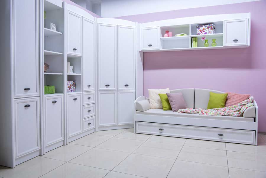 Strauraumbett in Weiß für kleine Zimmer (de.depositphotos.com)