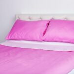 Synthetische Bettwäsche in Rosa (de.depositphotos.com)