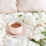 Romantische Bettwäsche mit romantischer Deko (de.depositphotos.com)